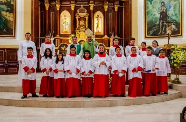 La Parroquia Catedral San Juan Bautista de Chitré celebra la consagración de varios niños como servidores del altar.
