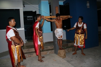 Vía Crucis dramatizada en la parroquia Santa Teresa de LLano Bonito